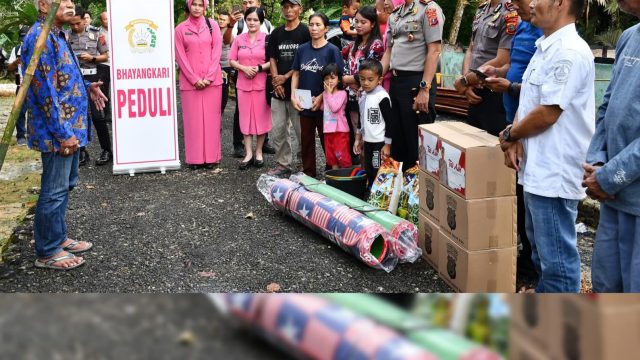 KUNJUNGAN KEPEDULIAN KAPOLRES NIAS BERSAMA KETUA BHAYANGKARI CABANG NIAS TURUT BERBAGI RASA DI LOKASI KEBAKARAN